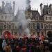 Macron promulga la impopular ley de la reforma de pensiones en Francia