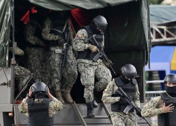 Al menos 13 presos muertos dejan enfrentamientos a tiros en cárcel de Ecuador