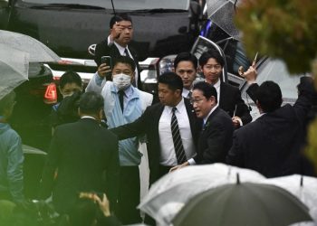 Primer ministro japonés, evacuado y a salvo tras explosión durante un acto