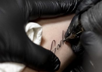 FOTOS: Tatuajes gratuitos para católicos en Austria
