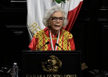 Escritora Elena Poniatowska recibe máxima distinción en México