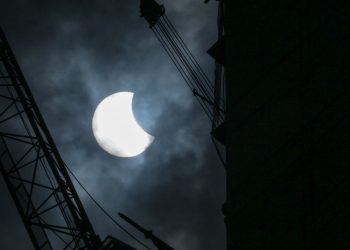 Eclipse solar total sobre el Pacífico deslumbra a observadores