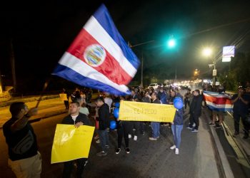 Policías protestan en Costa Rica tras reducción de días libres por operativo contra crimen organizado