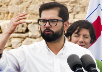 Presidente Gabriel Boric fuertemente criticado tras proponer plan estatal de explotación del litio en Chile