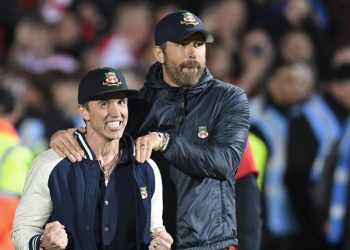 Paul Rudd capta emotiva celebración de Ryan Reynolds y Rob McElhenney por ascenso del club galés Wrexham