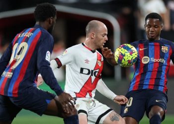 El Rayo Vallecano sorprende y gana 2-1 al Barcelona