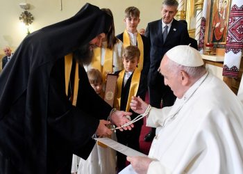 El papa pide erradicar la «indiferencia» en encuentro con refugiados en Hungría