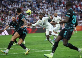 El Real Madrid arrolla al Almería con un triplete de Benzema