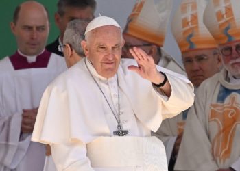 El papa insta a Hungría a abrir las puertas a los migrantes