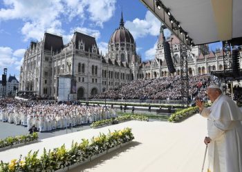 Decenas de miles de personas asisten a misa del papa en Budapest