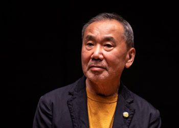 Admiradores de Murakami se precipitan para comprar su primera novela en seis años
