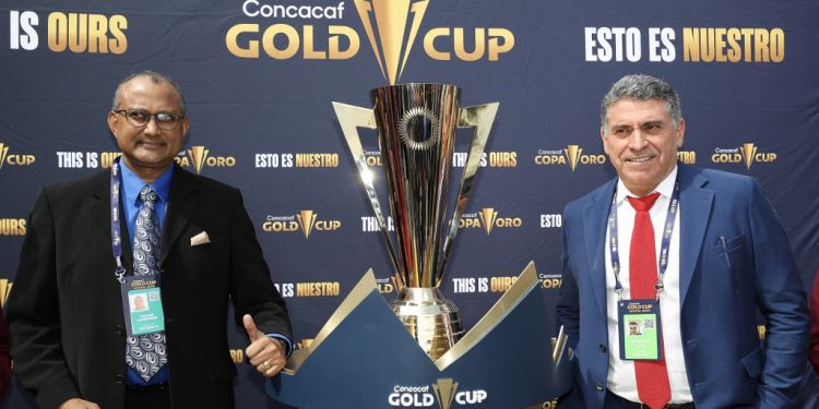Luis Fernando Suárez, a la derecha de la Copa Oro. Foto AFP