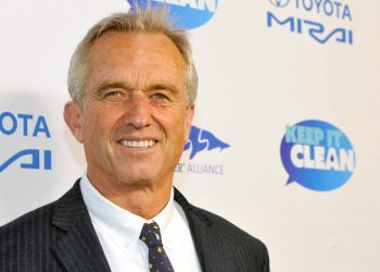 Robert F. Kennedy Jr. reta a Biden por la nominación presidencial demócrata