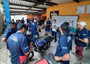 Jóvenes aprenden a reparar motocicletas en San Vicente