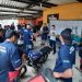 Jóvenes aprenden a reparar motocicletas en San Vicente