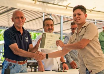 Capacitan a veterinarios y productores de la zona oriental en inseminación en bovinos