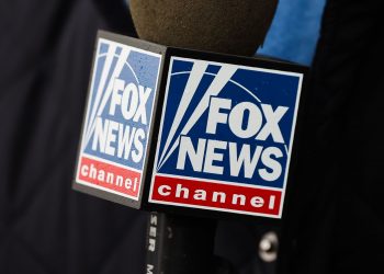 Fox News y la empresa que la demandó por difamación llegaron a un acuerdo