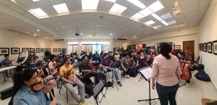 Los músicos de la Orquesta Filarmónica de El Salvador se preparan para sus conciertos en el marco del Día de Star Wars. Foto: cortesía.