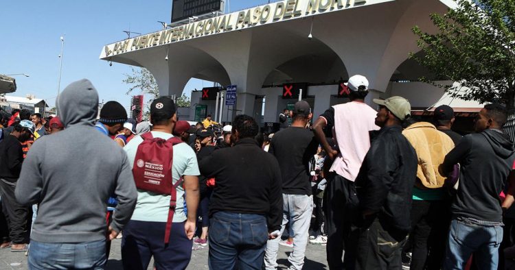 Los migrantes que están en la frontera entre México y Estados Unidos no podrán pedir asilo ni refugio en Estados Unidos.