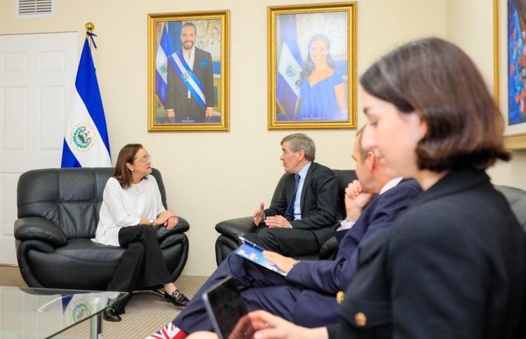 El ministro Rutley expresó el interés de su país por fortalecer lazos con El Salvador.