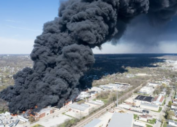 Miles de evacuados en EE. UU. por incendio en planta de reciclaje de plásticos
