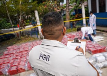 Autoridades salvadoreñas destruirán droga valuada en más de $32 millones decomisada a tres colombianos