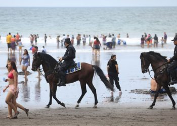 Familias en El Salvador despiden periodo vacacional en la playa