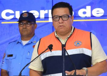 Autoridades combaten incendios en diferentes puntos de El Salvador