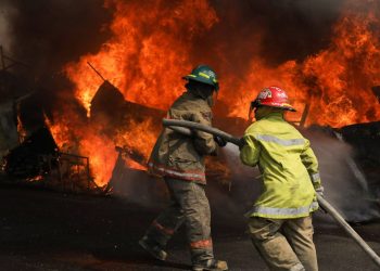Bomberos atienden incendio en maleza seca y un taller en las cercanías de parque Los Cipreses, en Soyapango