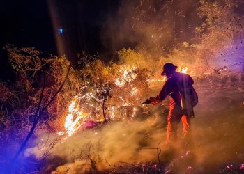 Bomberos lleva más de 48 horas tratando de extinguir incendios en San Salvador, Suchitoto y Nejapa