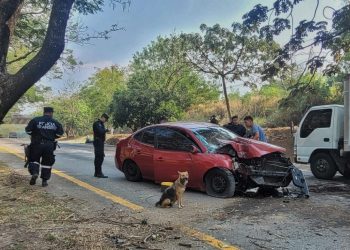 Mujer resulta lesionada luego de impactar su vehículo contra un árbol en Comalapa