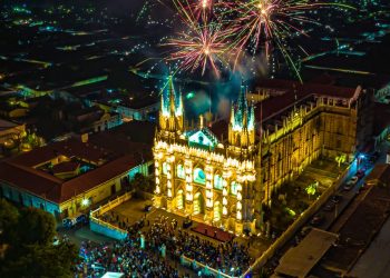 Inauguran proyecto de iluminación en Catedral de Santa Ana