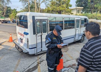 Sancionan a conductor de microbús por cruzarse separadores de carril segregado en bulevar del Ejército