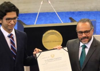 Asamblea entrega reconocimiento a destacado estudiante salvadoreño que ganó medalla de oro en olimpiada de matemática