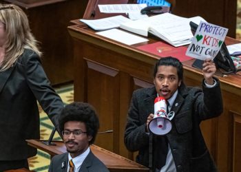 Expulsan a dos legisladores demócratas en Tennessee por participar en protesta para exigir más control de armas en EE. UU.