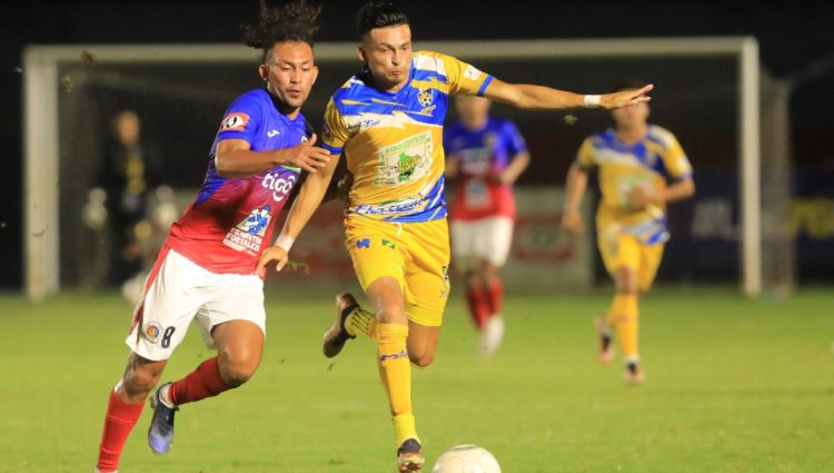 FAS sufrió otra dura derrota en casa por 1-3 ante Jocoro, que le superó en todo. Fotos/Guillermo Martínez