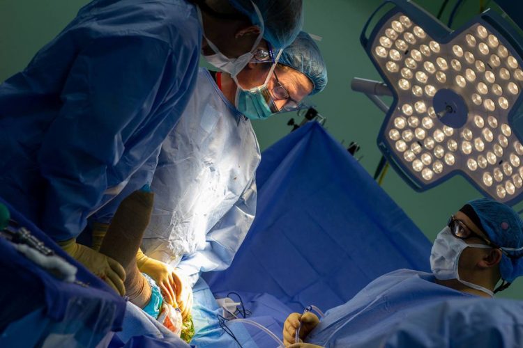 Alcance. Se prevé beneficiar a 70 pacientes con este tipo de procedimientos. Foto: Minsal.