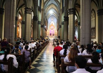 Feligreses de la iglesia El Calvario celebran misa de la Cena del Señor