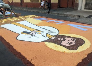 Víctor Lovo y su familia llevan 39 años elaborando alfombras de sal en San Miguel  