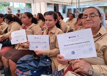 Mujeres se gradúan en la producción de hortalizas