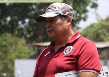 Efrén Marenco, timonel interino de FAS: «No es justo que se diga que los jugadores le hacen la cama al técnico, tenemos buena relación con el profesor Zambrano»
