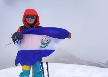 Alfa Karina conquistó tres cumbres en Bolivia