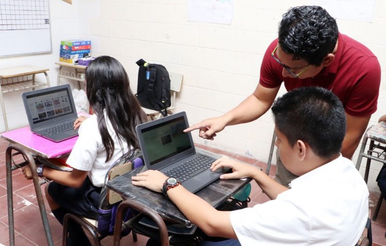 Centros escolares del país ya experimentaron la velocidad del internet de Starlink.