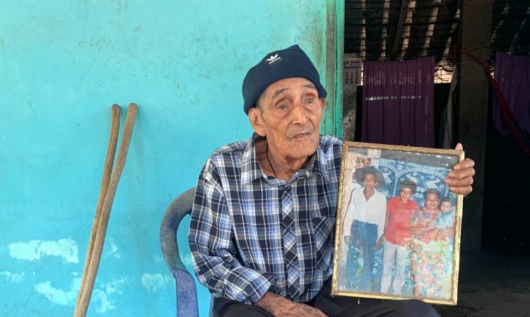 Leonel,  como también es conocido, sostiene un cuadro con una foto, recuerdo donde aparece junto con su esposa, fallecida, María Cañas de Polío.