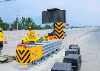 Obras Públicas instala elementos de protección en paso elevado