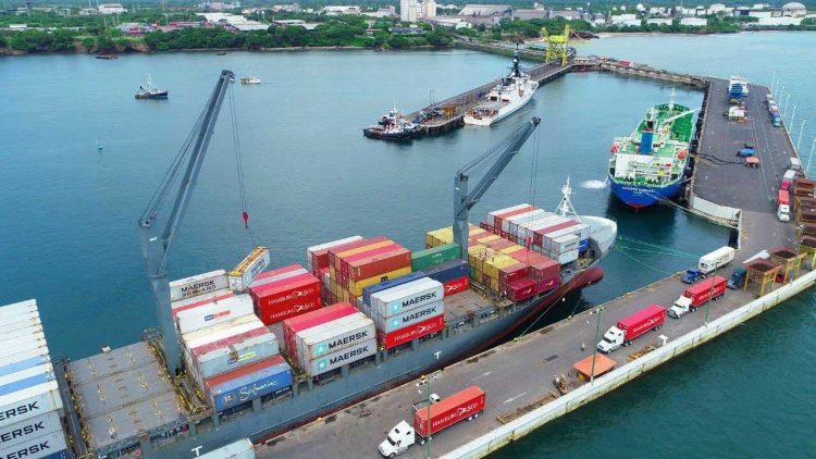 En el  puerto de Acajutla no se ejecutaban inversiones desde los años sesenta y que esta falta de interés provocó el estancamiento del país.