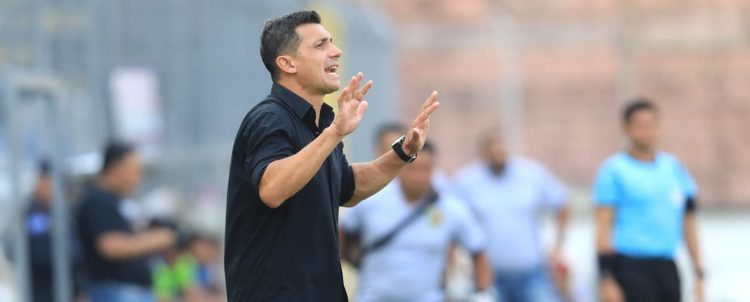 El entrenador de Águila, Sebastián Bini, cuando daba indicaciones a sus jugadores durante el partido ante Santa Tecla. Foto/Edison González