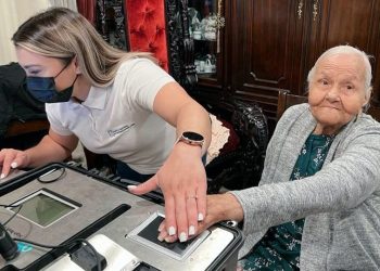 Salvadoreña de 101 años de edad renueva su DUI en Estados Unidos