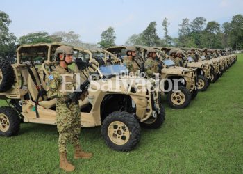 Ministro de Defensa entrega 15 vehículos todoterreno a tropas del comando Sumpul y a la Fuerza Naval
