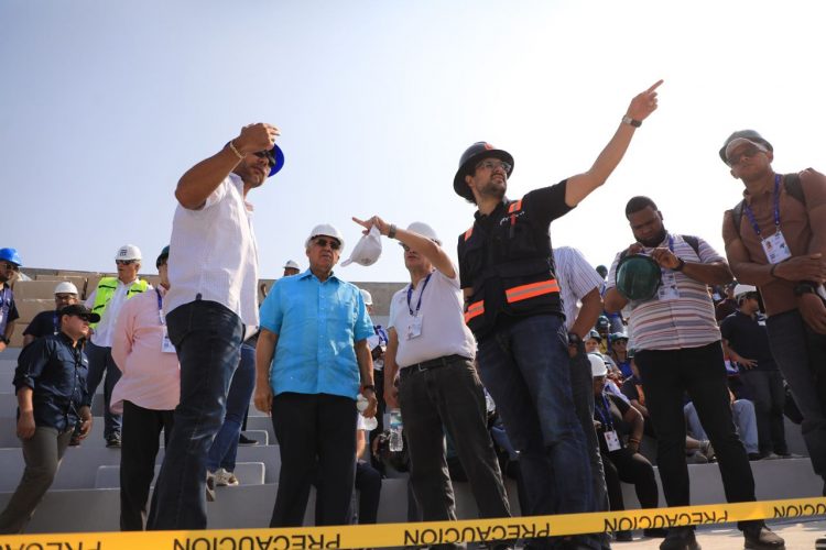 Yamil Bukele, presidente del Cossan y Luis Mejía, de Centro Caribe Sports, encabezaron el recorrido por el Mágico González y la UES. Fotos/Edison González